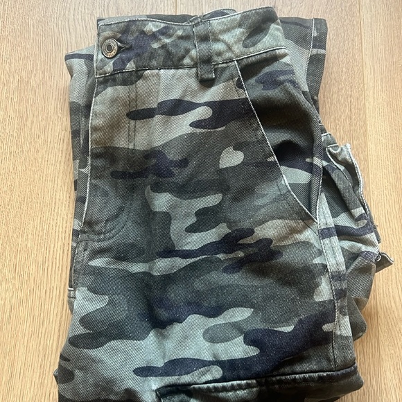 Forever 21 Camo Cargo Jeans, Size XS - Picture 3 of 4